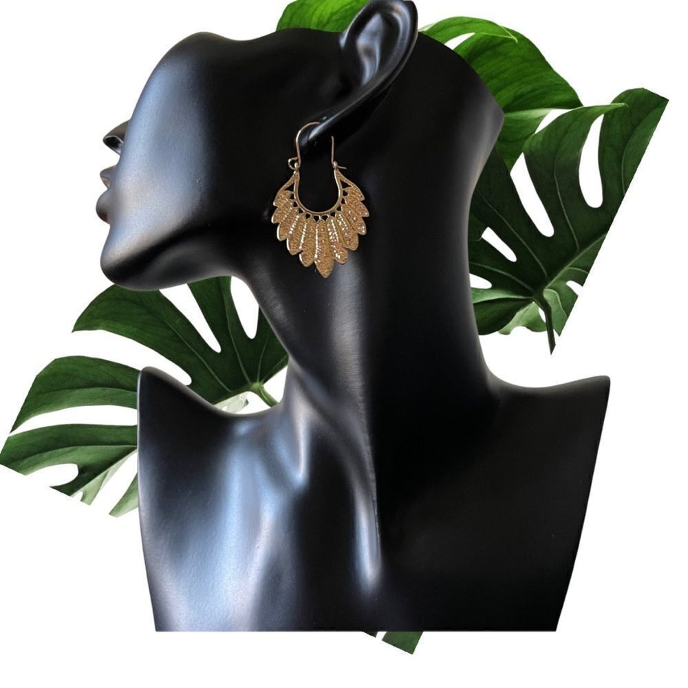 3/$25❗️Leaf Textured Metal Earrings